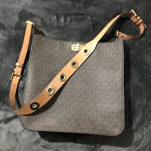 NWOT michael Kor’s cross body purse